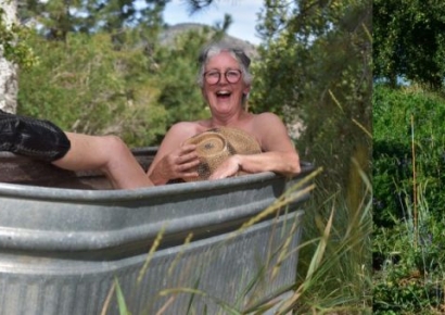 옷 벗고 누드달력 만든 마을 사람들…이유는 "눈 치우려고" 