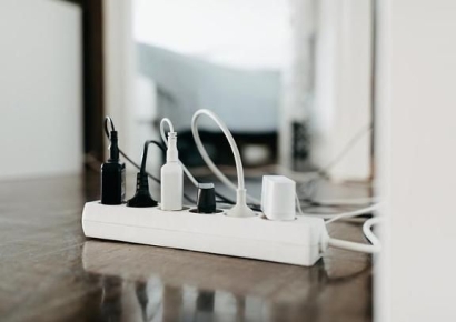 "회사서 보조배터리 10개 충전…정수기 물 싸가기도" 역대급 자린고비 직원