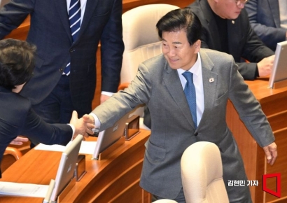 [포토] 여당 의원들과 인사하는 정동영