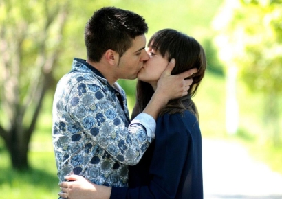 죽음의 입맞춤 됐다…여친 키스로 마약 밀반입 '꿀꺽'