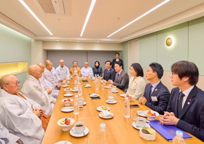 金여사, 불교계 송년 만찬 참석…"국민 마음 하나로 모으는 계기 되길" 