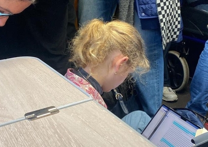 만원 열차 바닥에서 레포트 쓰던 여학생… 英 왕실 서열 17위 공주님이네