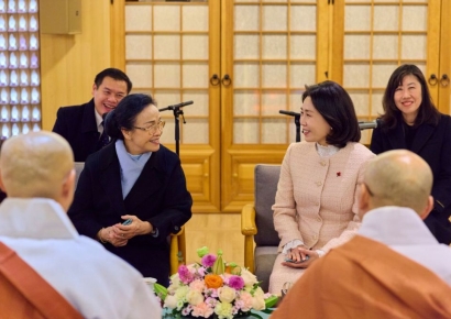 라오스 국가주석 부인과 조계사 방문한 金여사 "종교·문화로 우호 증진 계기되길"