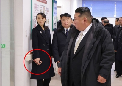 최신 스마트폰 손에 쥔 北 김여정…'폴더블폰' 혹시 中 브랜드?