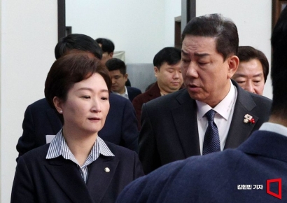 [포토] 최고위 참석하며 대화하는 김병기-이언주