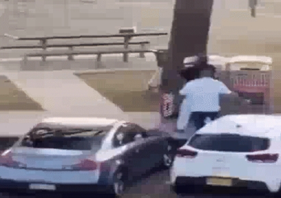 호주 총격범에 다가가 몸싸움, 총 뺏은 43세 과일장수…"진정한 영웅"