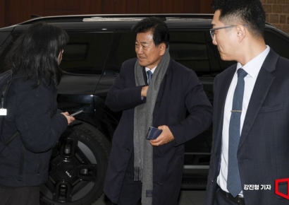 [포토] 취재진 질문 받는 정동영 장관