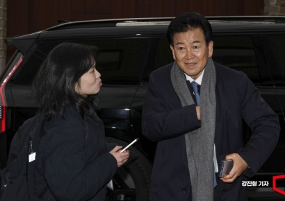 [포토] 남북관계발전위 민간위원 간담회 참석한 정동영 장관