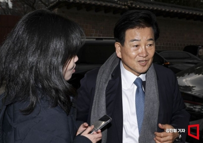 [포토] 취재진 질문에 답하는 정동영 통일부 장관