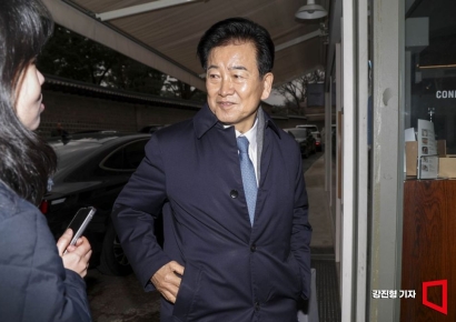 [포토] 취재진 질문 받는 정동영 통일부 장관