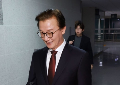 "차라리 200억 받았다 해라"…경찰 출석한 전재수, '통일교 금품수수 의혹' 부인