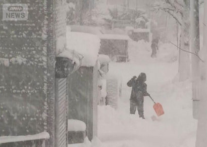 "남은 휴가 때 가려고 했는데" 전기 끊기고 항공편 대규모 결항…日 홋카이도 폭설 '비상'