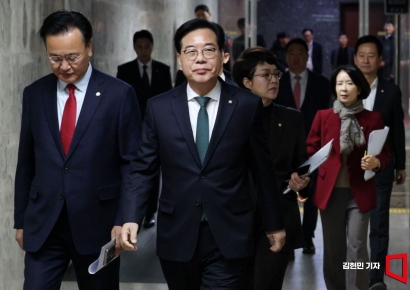 [포토] 원내대책회의 참석하는 송언석