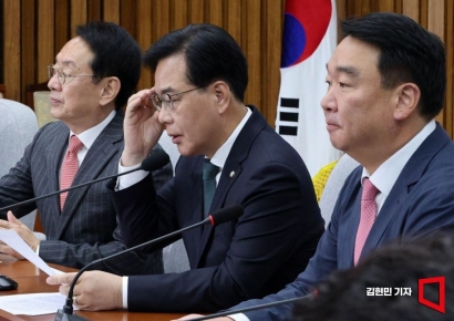 [포토] 안경 고쳐쓰는 송언석