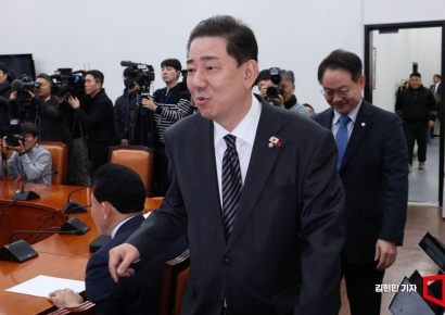 [포토] 원내대책회의 참석하는 김병기