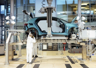 EU '2035 내연기관차 판매 금지' 철회…완성차 업계도 전략 수정