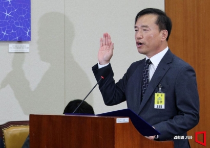 [포토] 선서하는 김종철 방미통위원장 후보자