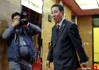 [포토] 의원총회 향하는 김병기