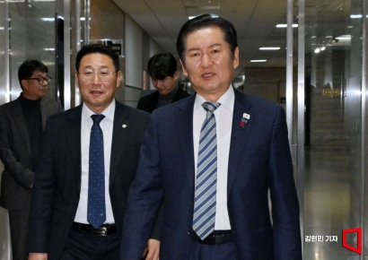 [포토] 의원총회 마치고 나서는 정청래