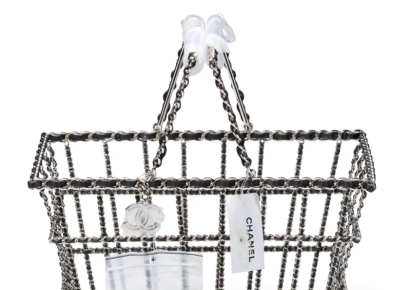 "마트 장바구니인 줄 알았는데…" 2억원에 낙찰된 샤넬백