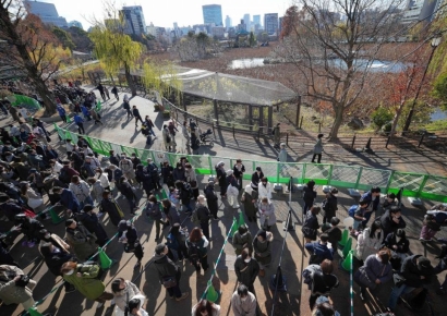 "1분이라도 보게 해줘" 우르르 몰렸다…작별 인사 나누려는 팬들 탓 '북새통'