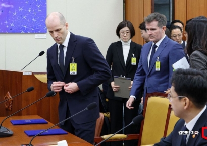 [포토] 쿠팡 침해사고 청문회 출석하는 해롤드 로저스 대표