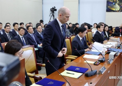 [포토] 쿠팡 침해사고 청문회 출석해 인사하는 해롤드 로저스 대표