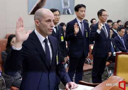 [포토] 청문회 출석한 해롤드 로저스 쿠팡 신임 대표