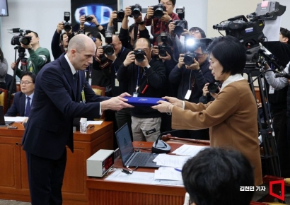 [포토] 선서문 제출하는 해롤드 로저스 쿠팡 대표