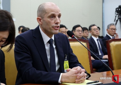 김범석은 어디에?…선 그은 로저스 쿠팡 대표 "제가 한국 책임자"