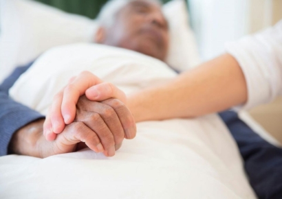 모르는 노인들과 한지붕서 사는 20대 청년…"자주 안부 묻고, 월세는 절반만 내요"