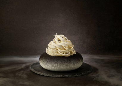 '혀보다 눈을 홀려야 산다' 50만원대도 등장…연말 디저트 전쟁 격화