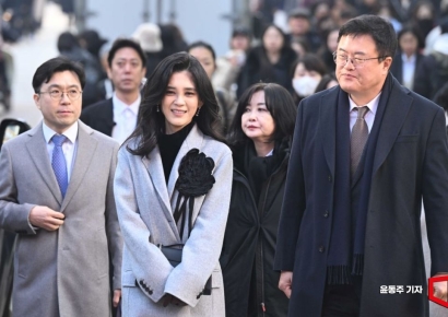 [포토] 밝은 모습으로 명동 쇼핑거리 찾은 이부진 위원장