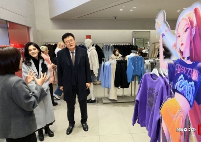 [포토] 데몬헌터스 의류 둘러보는 이부진 사장