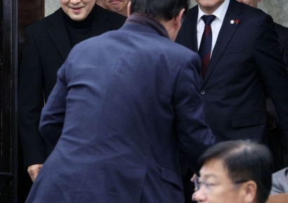 [포토] 의원총회 참석하는 장동혁·송언석