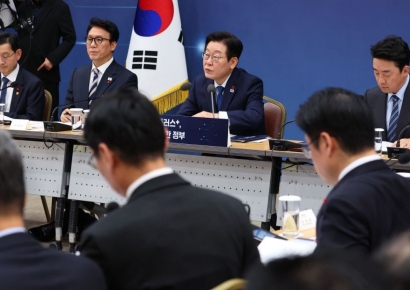 칭찬·질타 넘나든 이재명식 업무보고, 국정 투명도 높였다