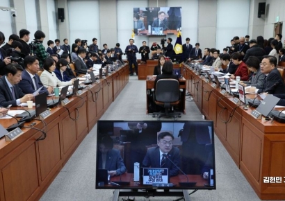 [포토] 여야, 운영위서 정개특위 구성안 의결… 비교섭단체 '반발'