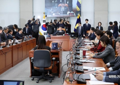 [포토] 국회 운영위, '비교섭단체 1명' 정개특위 구성안 의결