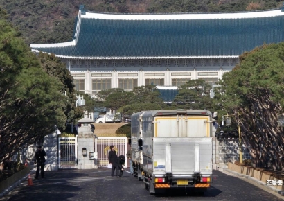 [포토] 검문검색 받는 청와대 이삿짐 차량