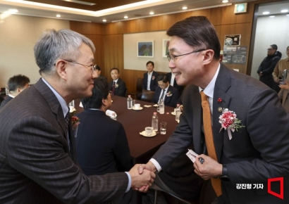 [포토] 악수하는 장범식 아시아경제 대표-류제명 과기부 2차관