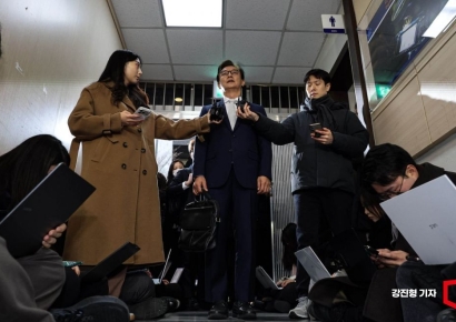 [포토] 취재진 질문에 답하는 전재수 의원