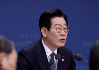 ‘대북정책 갈등’ 속 업무보고…李대통령 "원수된 南北, 통일부 역할해야"