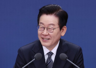 이 대통령 "비전향 장기수, 북한으로 길 열어주자"…北자료 비공개 "정말 문제"