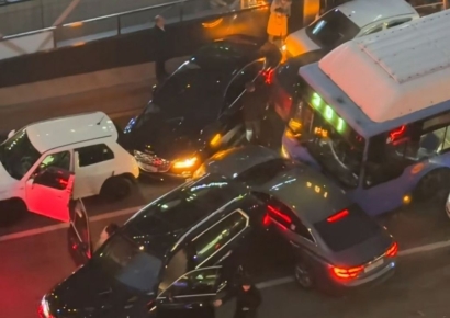 서울 강남구청역 인근 10중 추돌사고…6명 다쳐