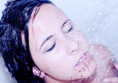 "당장 그만하세요" 의사들 경고…양치질 후 샤워기로 입 헹구면 '감염 위험'