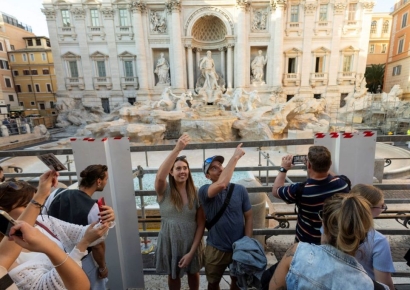 트레비 분수에서 '동전 던지기'…내년 2월부터는 입장료 내야 가능