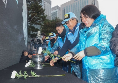 제주항공 참사 1주기 빗속 추모..."철저한 진상규명 촉구"