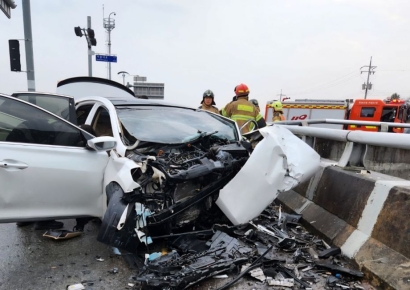 거창서 승용차 가드레일 들이받아 … 20대 3명 사망·1명 중상