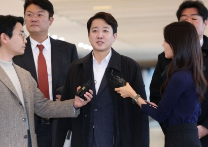 이준석 대표 첫 특검 출석…"尹과 공범으로 엮는 건 무리한 시도"