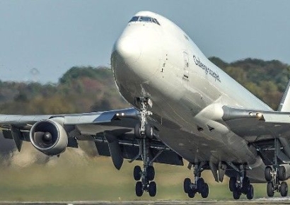 시골 마을에 뒤덮은 이상한 '악취' 알고보니…회항 비행기가 100t 뿌려